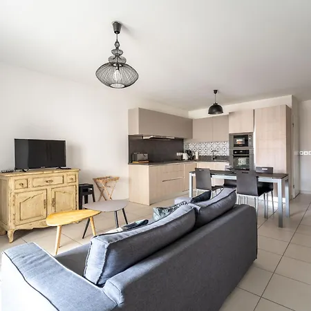 à Avec 2 Chambres, Parking Privé Et Proche Plages - Fr-1-319-16 *